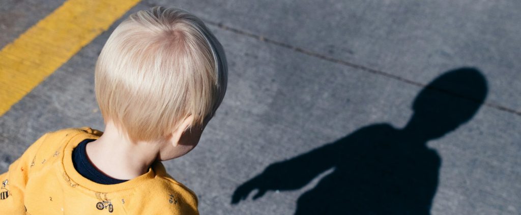 Mehr über den Artikel erfahren Entwicklungstrauma verstehen: Warum alte Wunden unser heutiges Leben prägen